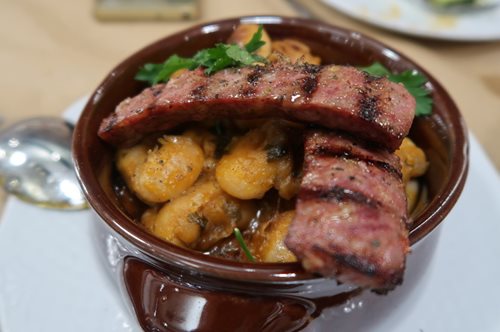 Tο μοντέρνο μπακάλικο-ταβέρνα μέσα στη Λαχαναγορά του Ρέντη, στην καρδιά της αφθονίας