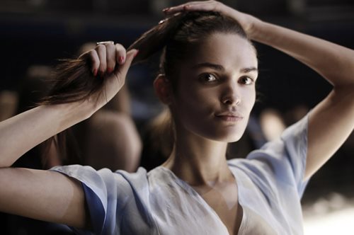  Κότσος-μπανάνα: Το styling της τεμπέλας είναι η πιο κομψή τάση στα μαλλιά