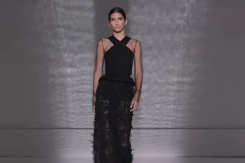 Ο οίκος Givenchy επιβεβαίωσε περίτρανα την τάση που θέλει ένα ρετρό αξεσουάρ μαλλιών να επανέρχεται 