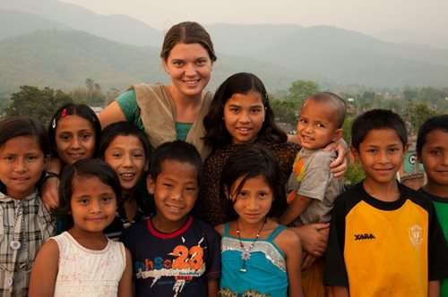 Η 32χρονη Αμερικανίδα που τα παράτησε όλα και μεγαλώνει 200 παιδιά σε χωριό των Ιμαλαΐων