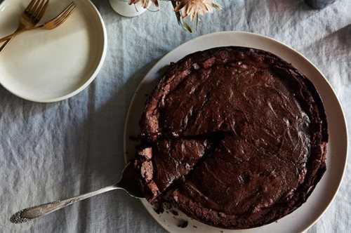 Το υγρό κέικ σοκολάτας που πετυχαίνει πάντα: Εύκολο, χωρίς αλεύρι, κολασμένα απολαυστικό