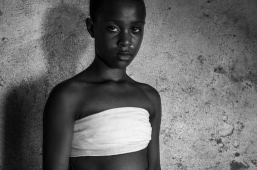 «Μανούλα καίει».  Δεκάδες μικρά κορίτσια στην Βρετανία υποβάλλονται σε σιδέρωμα στήθους