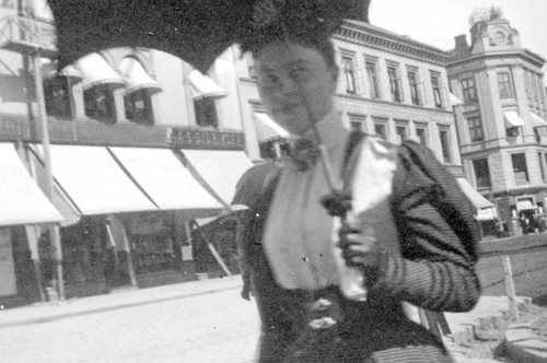 Αυτές είναι οι πρώτες street style φωτογραφίες στην ιστορία: Ξεκίνησαν από έναν μεγάλο έρωτα