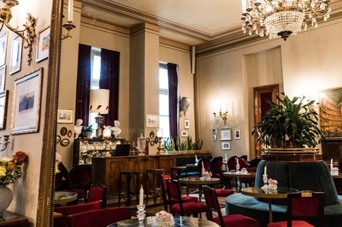 Το νέο καφέ του Δημοτικού Θεάτρου Πειραιά θυμίζει Βερολινέζικο και Γαλλικό bistrot