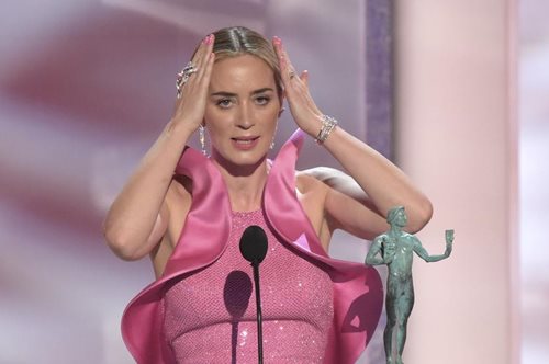 Η λεπτομέρεια-έκπληξη που έκρυβε η Έμιλι Μπλαντ στα μαλλιά της στα βραβεία SAG