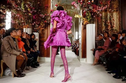 Θρίαμβος της κομψότητας: Ο οίκος Valentino εφηύρε νέες αρμονίες στους συνδυασμούς των χρωμάτων 