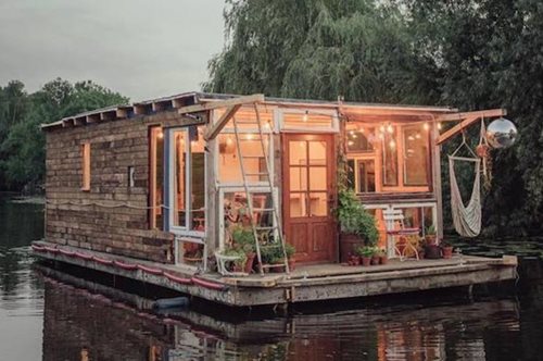 Δύο καλλιτέχνες έβαλαν τα ατελιέ τους πάνω σε σχεδίες και γυρίζουν την Ευρώπη