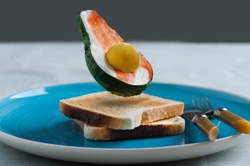 Αβοκάντο γεμιστά με αυγό και σολομό: Η εύκολη και απολαυστική συνταγή που θα σου φτιάξει τη μέρα