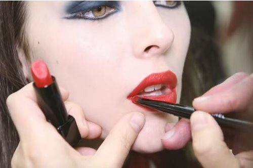 Το μυστικό για λάμψη στο μακιγιάζ της Chanel για την άνοιξη/καλοκαίρι 2019