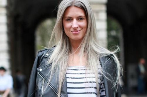 Ασημένιες αλεπούδες: Οι γυναίκες που αφήνουν τον χρόνο να χαϊδέψει τα μαλλιά τους  