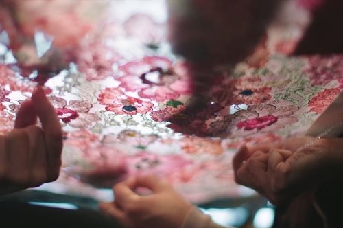 Ένα νέο ντοκιμαντέρ εισχωρεί στα άδυτα του οίκου των οίκων: Όλα όσα θες να μάθεις για τη Chanel 