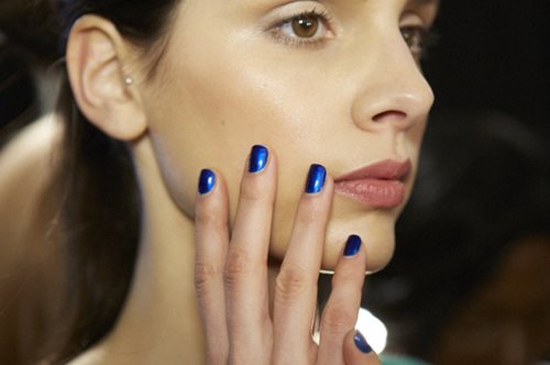 Τα μεταλλικά χρώματα στα νύχια είναι παρελθόν. Αυτή είναι η μεγαλύτερη τάση στο μανικιούρ την άνοιξη