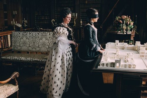 Η ενδυματολόγος του «Favourite» αποκαλύπτει: Τι λένε τα κοστούμια για τις ηρωίδες του Λάνθιμου