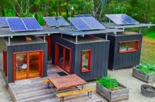 Απίθανο πρότζεκτ. Πώς τρία μικροσκοπικά container μεταφορών μεταμορφώθηκαν σε μία πρακτική κατοικία