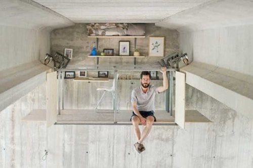 Ο σχεδιαστής που δημιούργησε ένα μυστικό εναέριο ατελιέ κάτω από γέφυρα