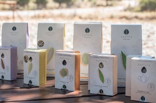 Ζευγάρι από την Κρήτη καλλιεργεί βιολογικά βότανα για αφεψήματα που κατακτούν διεθνείς διακρίσεις