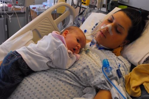 Μια γυναίκα μετά τον τοκετό έμεινε ξαφνικά παράλυτη από το λαιμό και κάτω. Η εκπληκτική εξέλιξή της