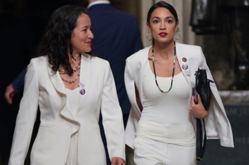 Το λευκό σακάκι-κάπα από τα Zara της Αλεξάντρια Οκάσιο-Κορτέζ έγραψε τη δική του ιστορία 