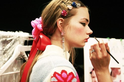 Η αρμονία του προσώπου σου σχετίζεται άμεσα με τη θέση και το μέγεθος της γλώσσας σου