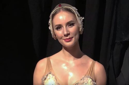 Το 24ωρο μιας μπαλαρίνας: Από την πρωινή ρουτίνα μέχρι την εμφάνιση στη βραδινή παράσταση 