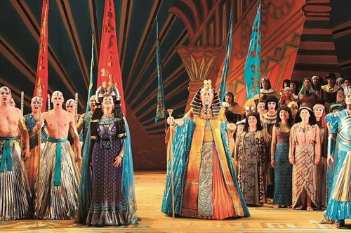 Σχεδιαστές μόδας στην όπερα: Η Έλενα Ματθαιοπούλου ενώνει δύο πάθη της σε ένα υπέροχο βιβλίο 