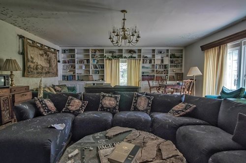 Ένα εγκαταλελειμμένο εξοχικό δίπλα στη θάλασσα κουβαλάει τη δική του ιστορία 