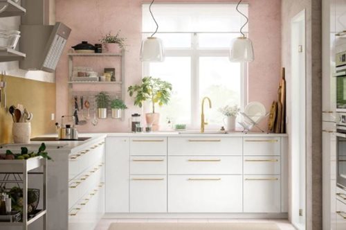 Η πρόκληση των τετραγωνικών. Μία μικροσκοπική κουζίνα διπλασιάστηκε σε μέγεθος με αυτά τα κόλπα