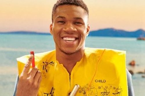 Είναι απολαυστικός. Ο Γιάννης Αντετοκούνμπο σε ρόλο αεροσυνοδού στη νέα διαφήμιση της Aegean