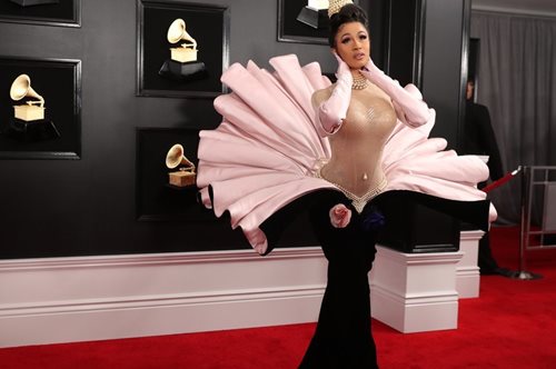 Η Cardi B «άνθισε» μέσα στη vintage δημιουργία του Thierry Mugler: Η ιστορία κάνει κύκλους 