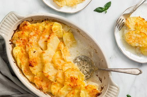 Πατάτες φούρνου ογκρατέν με γιαούρτι: Μια κλασικά αγαπημένη συνταγή σε πιο light εκδοχή