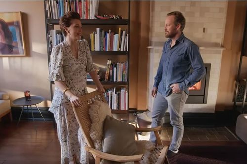 Μέσα στο eclectic σπίτι της Μάγκι Τζίλενχαλ και του Πίτερ Σάρσγκααρντ στο φωτεινό Μπρούκλιν  