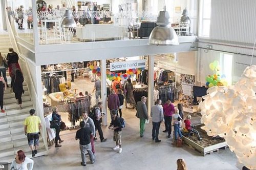 Μέσα στο πρώτο εμπορικό κέντρο στον κόσμο με vintage αντικείμενα και ρούχα 