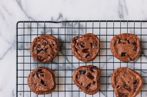 Πανεύκολα μπισκότα πραλίνας με τρία υλικά. Τόσο απολαυστικά, σα να τρως μια μεγάλη κουταλιά Nutella