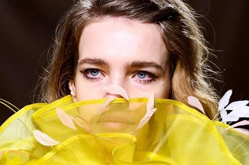 Λατρεία: Η Μαίρη Κατράντζου επαναφέρει μια 90s τάση στα μαλλιά που θα γεμίσει χρώματα το φθινόπωρο