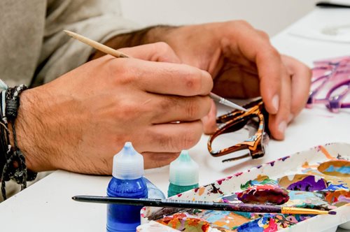 UglyBell: Γυαλιά ηλίου ζωγραφισμένα στο χέρι με ελληνική υπογραφή