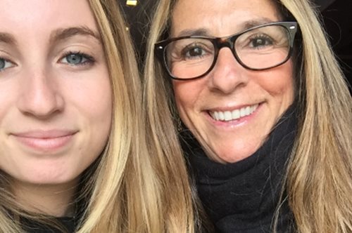 Η 65χρονη μητέρα μου ντύνεται πολύ πιο κουλ από εμένα κι εγώ την αντιγράφω πιστά