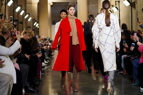 Η κολεξιόν της Βικτόρια Μπέκαμ για τον χειμώνα του 2020 είναι άκρως σαγηνευτική 