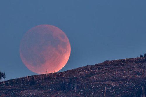Εντυπωσιακό φεγγάρι ξανά πάνω από την πόλη: Η δεύτερη υπερπανσέληνος είναι εδώ