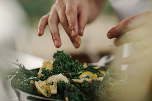 Το λεξικό του MasterChef: Ξέρεις τι είναι το μπλανσάρισμα, το ετουβέ, το μπερ μανιέ