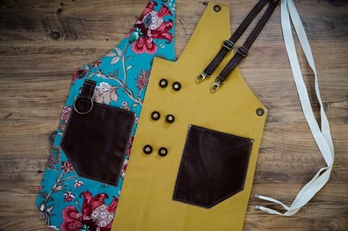 Οι ελληνικές ποδιές από τα Τρίκαλα που ντύνουν τους στιλάτους της εστίασης ανά τον κόσμο