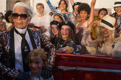 «Βαθιά θλίψη»: Ο οίκος Chanel και ο κόσμος της μόδας αποχαιρετούν τον Καρλ Λάγκερφελντ  