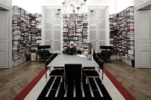 Μέσα στο σπίτι του Καρλ Λάγκερφελντ: Η εμπνευσμένη βιβλιοθήκη που όμοιά της δεν υπάρχει στον κόσμο