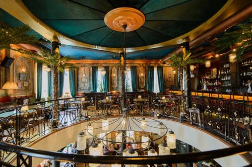 125 χρόνια ιστορίας: Αυτό το μαγαζί είναι ο λόγος που όλοι μιλούν ξανά για τον Πειραιά