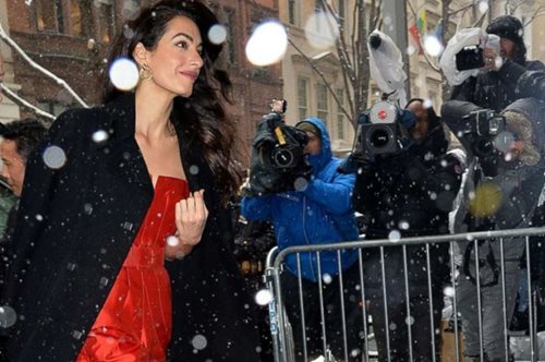 Η Αμάλ Αλαμουντίν πήγε στο baby shower της Μέγκαν Μαρκλ και όλοι μιλούν για τα παπούτσια της 