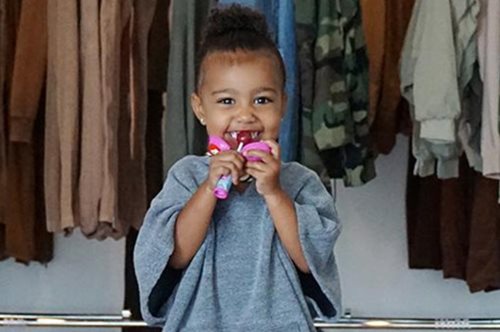 Η North West παίζει το contouring στα δάχτυλα. Εσύ ακόμα; 