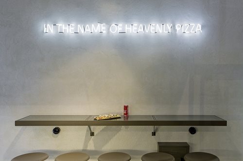 Κανείς δε σταματάει στο ένα κομμάτι: Στο LaPizzetta της Αιόλου η ζύμη φτιάχνεται με μυστική συνταγή
