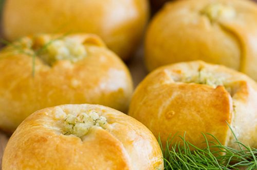 Λαχταριστά πατατοπιτάκια με ζύμη-έκπληξη: Μια λιχουδιά για όλες τις ώρες