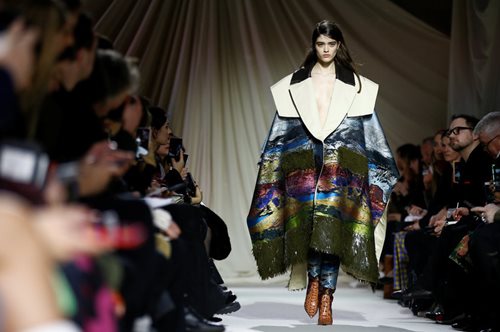 «Χρώματα του ορίζοντα» και ελληνική σκέψη: Η Μαίρη Κατράντζου εμπνέεται από την ιωνική φιλοσοφία