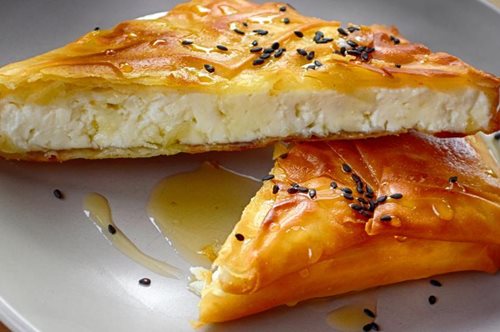 Φέτα σαγανάκι σε φύλλο κρούστας με μέλι: Όλο το φάσμα της γεύσης σε μία μπουκιά