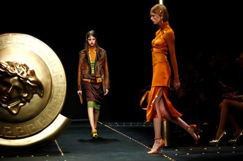 45 η μία, 50 η άλλη: Τα δύο λαμπερά μοντέλα που περπάτησαν στην πασαρέλα του οίκου Versace